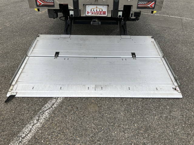 いすゞフォワード冷蔵冷凍ウイング増トン（6t・8t）[写真13]