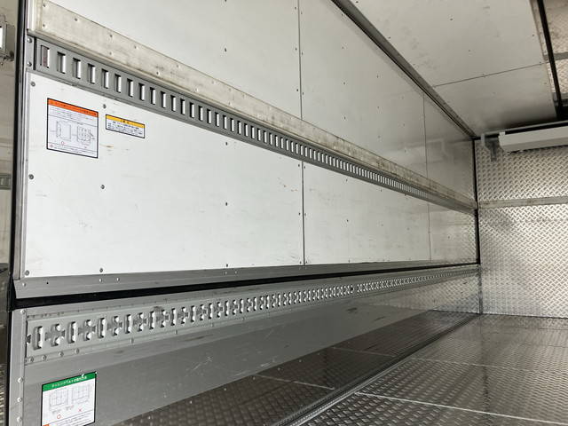 いすゞフォワード冷蔵冷凍ウイング増トン（6t・8t）[写真16]