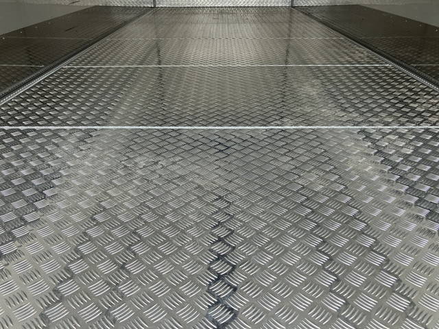 いすゞフォワード冷蔵冷凍ウイング増トン（6t・8t）[写真18]