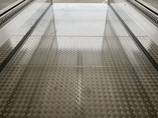 いすゞフォワード冷蔵冷凍ウイング増トン（6t・8t）[写真19]