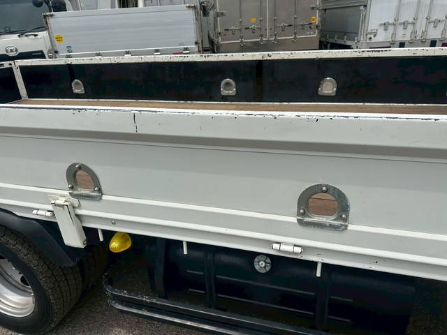 日野デュトロ平ボディ小型（2t・3t）[写真13]