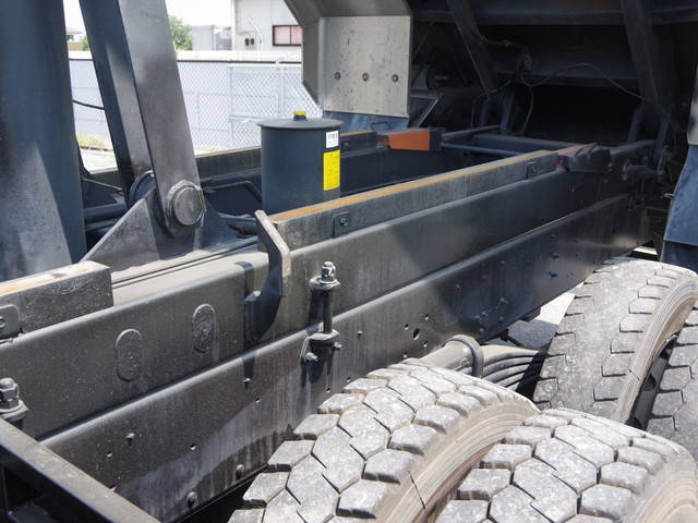 UDトラックスクオン深ダンプ（土砂禁ダンプ）大型（10t）[写真15]