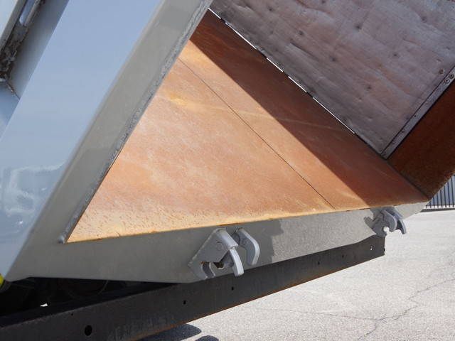 UDトラックスクオン深ダンプ（土砂禁ダンプ）大型（10t）[写真09]