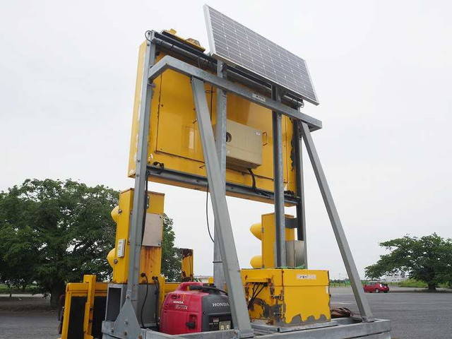 いすゞフォワード道路作業車中型（4t）[写真16]