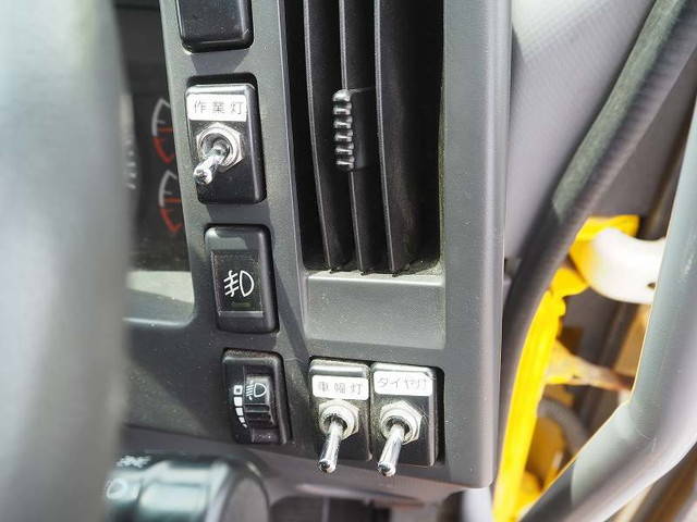 いすゞフォワード道路作業車中型（4t）[写真39]