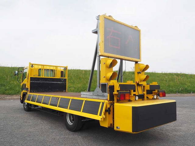 いすゞフォワード道路作業車中型（4t）[写真09]