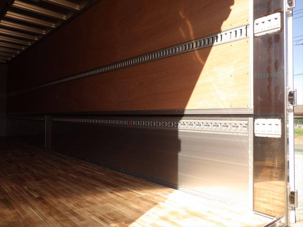 UDトラックスクオンアルミウイング大型（10t）[写真12]