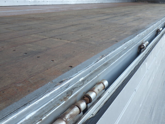 いすゞギガ幌ウイング大型（10t）[写真13]