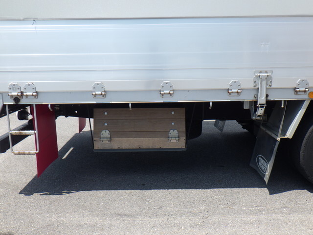 いすゞギガ幌ウイング大型（10t）[写真23]