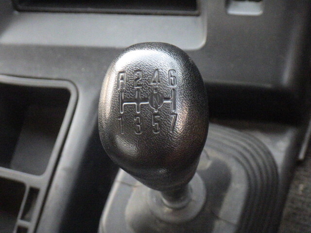 いすゞギガ幌ウイング大型（10t）[写真37]