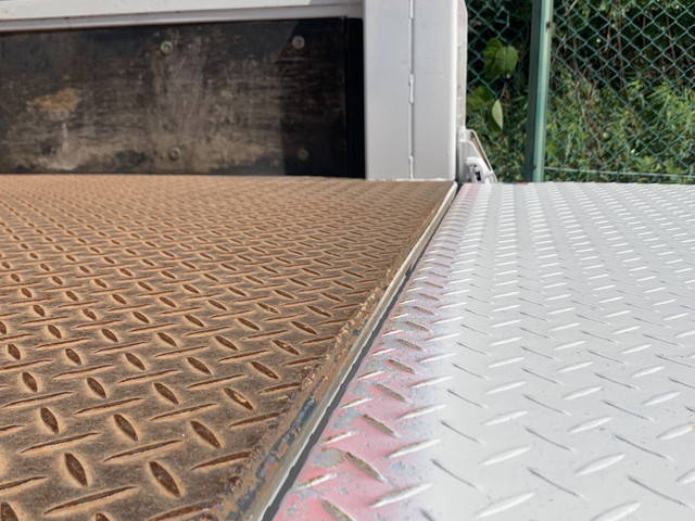 いすゞエルフ平ボディ小型（2t・3t）[写真12]