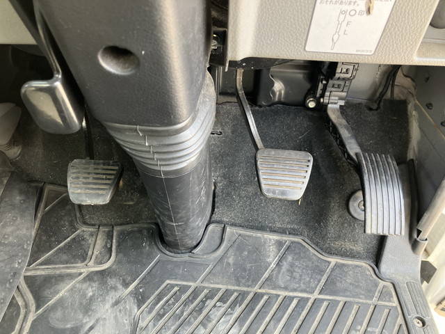 三菱ふそうキャンター平ボディ小型（2t・3t）[写真32]