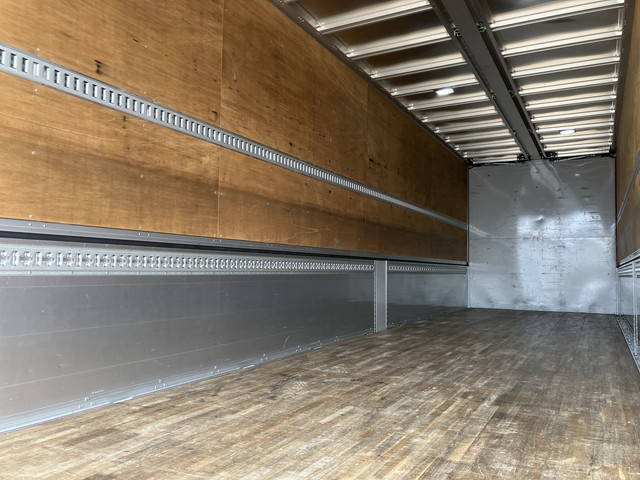 いすゞギガアルミウイング大型（10t）[写真10]