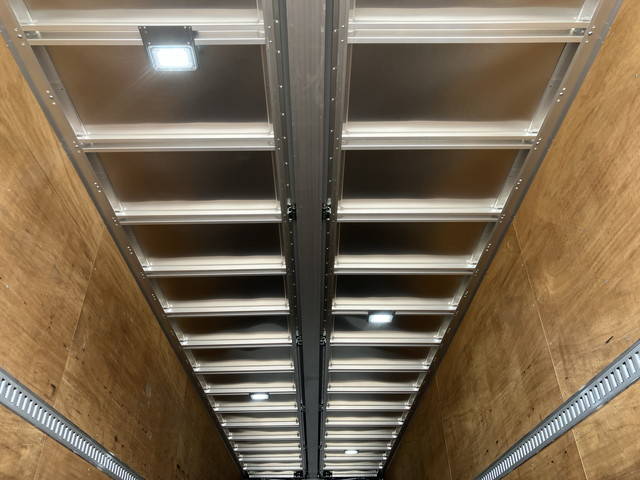 いすゞギガアルミウイング大型（10t）[写真12]