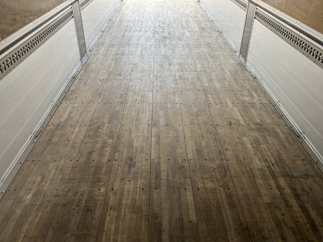 いすゞギガアルミウイング大型（10t）[写真13]