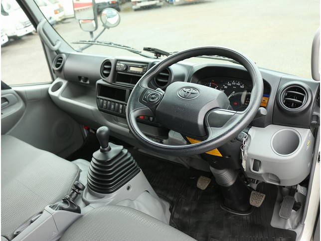 トヨタトヨエース平ボディ小型（2t・3t）[写真32]