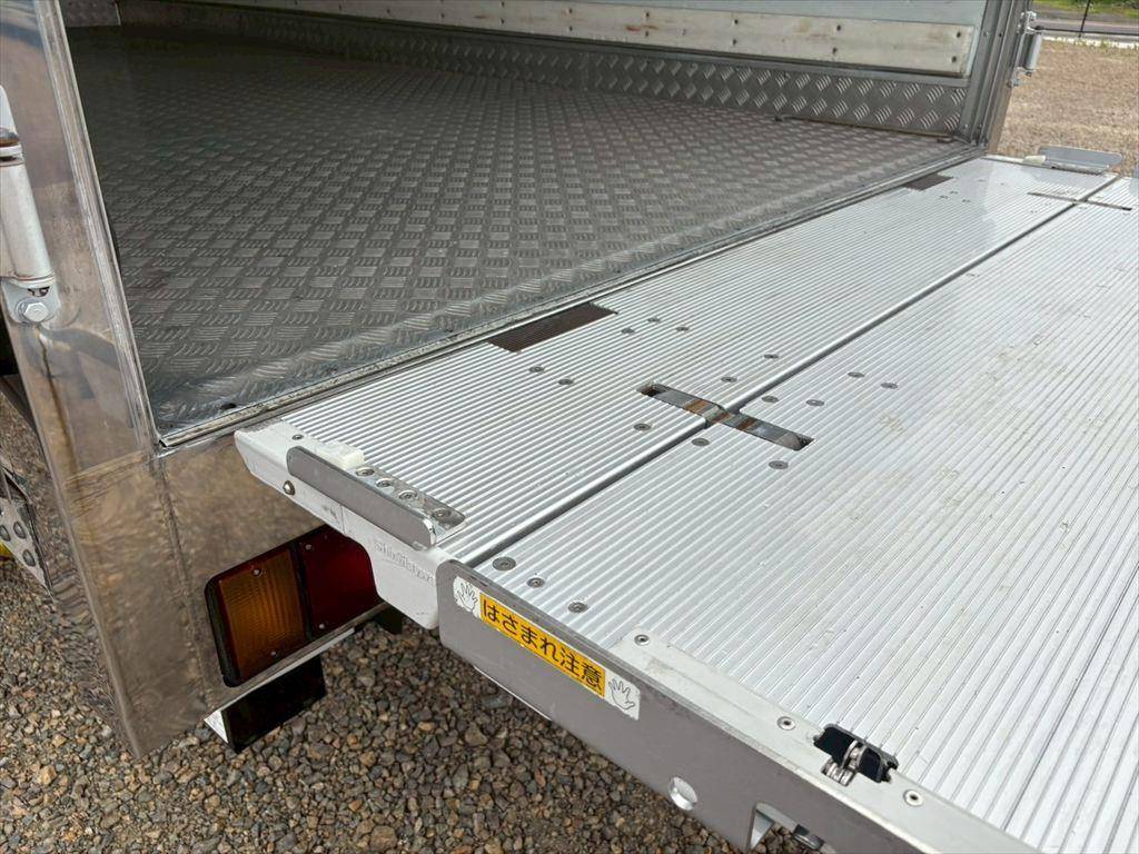 いすゞエルフ冷凍車（冷蔵車）小型（2t・3t）[写真12]