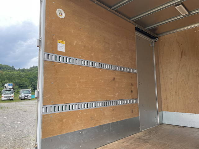 三菱ふそうキャンターアルミバン小型（2t・3t）[写真12]