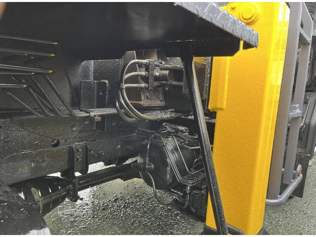 いすゞフォワード穴掘建柱車中型（4t）[写真17]