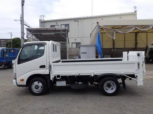 トヨタトヨエース平ボディ小型（2t・3t）[写真03]