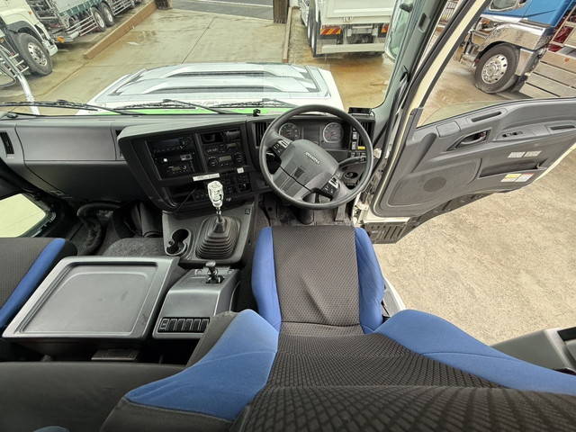 いすゞギガアルミウイング大型（10t）[写真12]