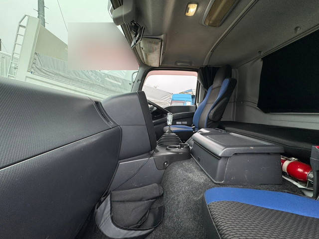 いすゞギガアルミウイング大型（10t）[写真14]