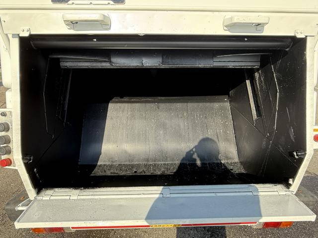 いすゞエルフパッカー車（塵芥車）小型（2t・3t）[写真22]