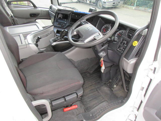 UDトラックスクオントレーラーヘッド（トラクターヘッド）大型（10t）[写真18]