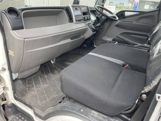 三菱ふそうキャンター平ボディ小型（2t・3t）[写真32]