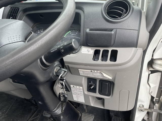 三菱ふそうキャンター平ボディ小型（2t・3t）[写真38]