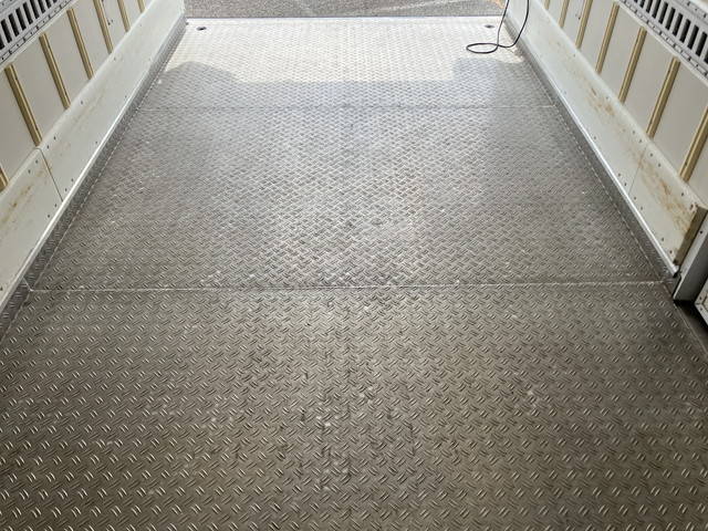 いすゞエルフ冷凍車（冷蔵車）小型（2t・3t）[写真14]