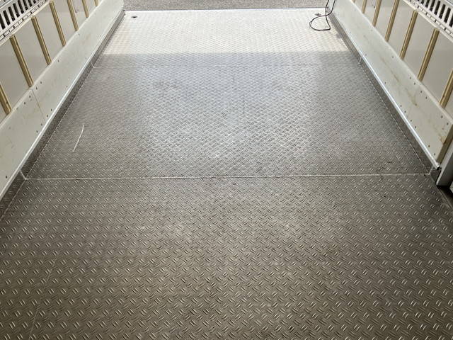 いすゞエルフ冷凍車（冷蔵車）小型（2t・3t）[写真17]