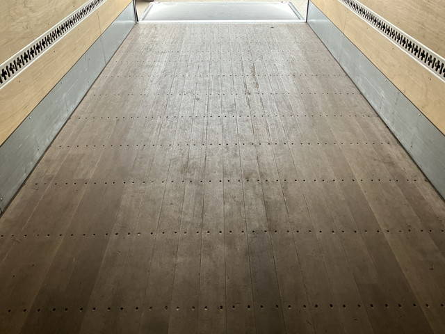 いすゞフォワードアルミバン中型（4t）[写真17]