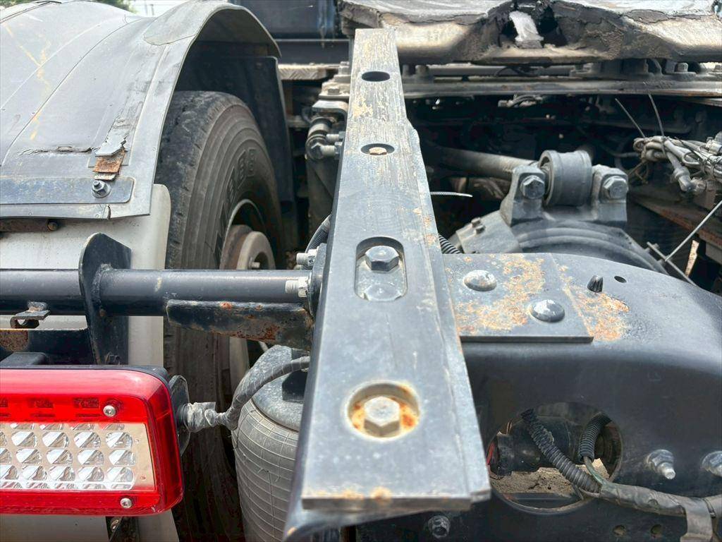 UDトラックスクオントレーラーヘッド（トラクターヘッド）大型（10t）[写真11]