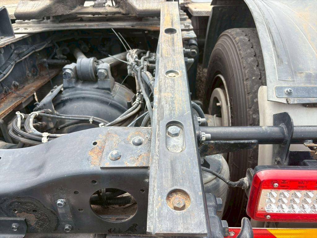 UDトラックスクオントレーラーヘッド（トラクターヘッド）大型（10t）[写真12]