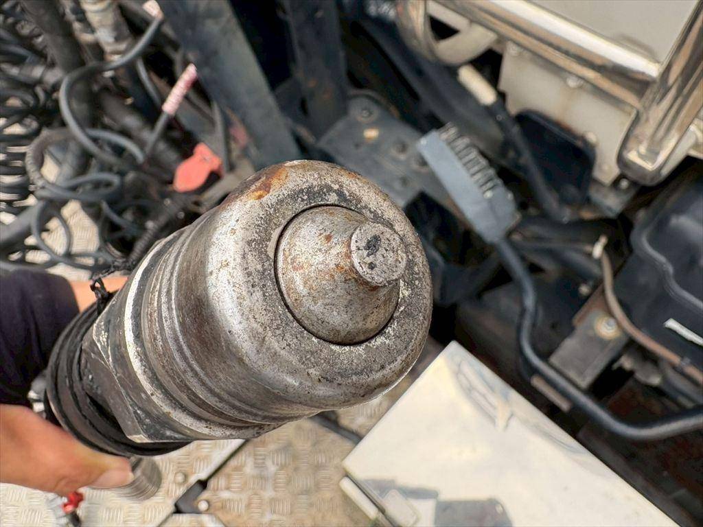 UDトラックスクオントレーラーヘッド（トラクターヘッド）大型（10t）[写真13]