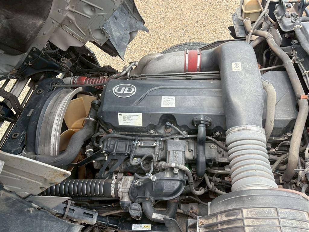 UDトラックスクオントレーラーヘッド（トラクターヘッド）大型（10t）[写真19]