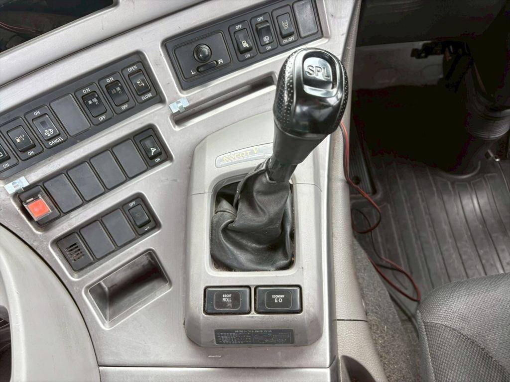 UDトラックスクオントレーラーヘッド（トラクターヘッド）大型（10t）[写真23]