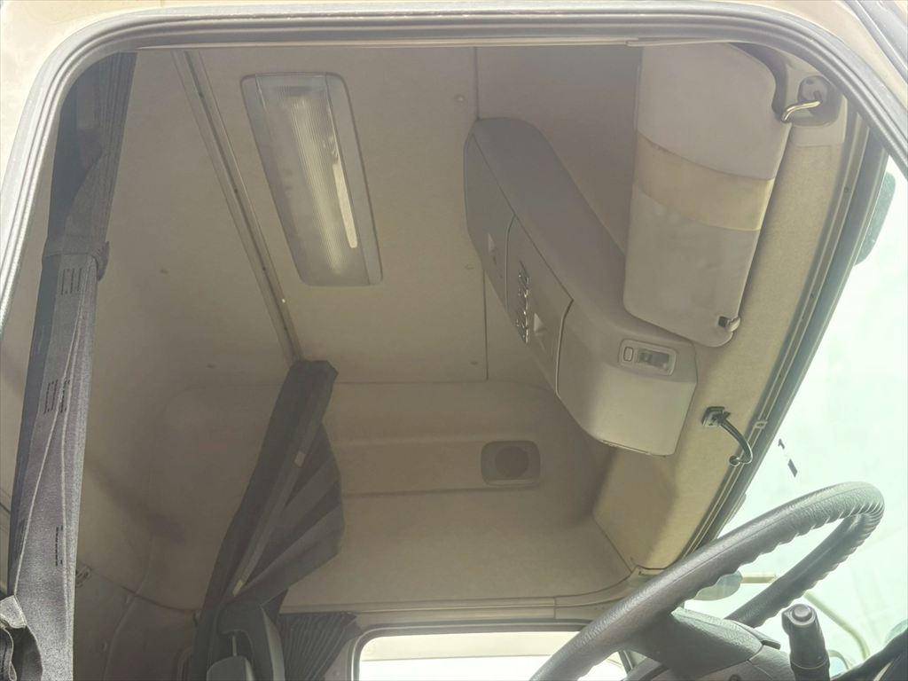 UDトラックスクオントレーラーヘッド（トラクターヘッド）大型（10t）[写真24]