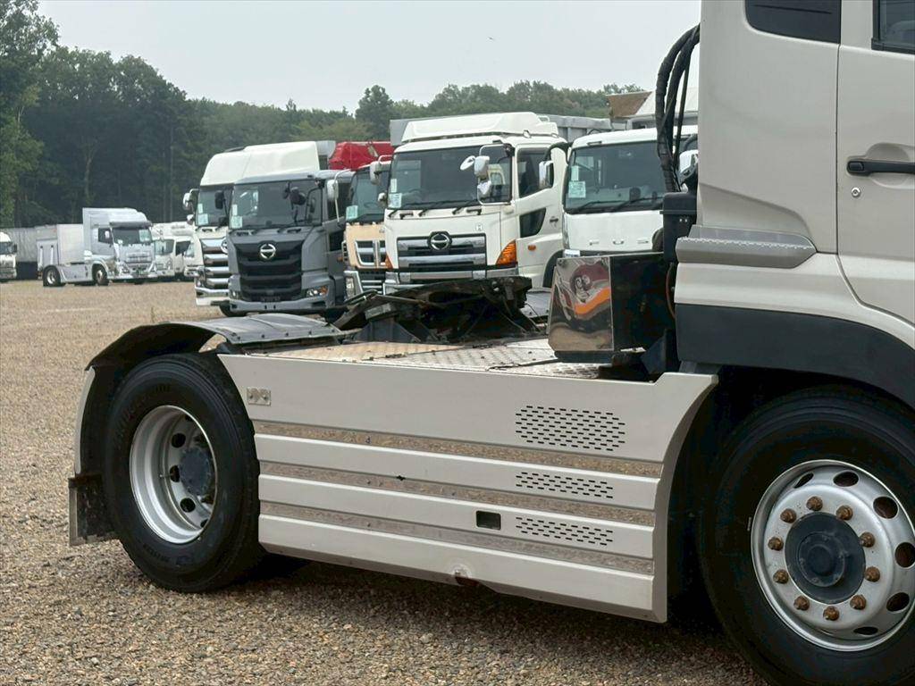 UDトラックスクオントレーラーヘッド（トラクターヘッド）大型（10t）[写真06]