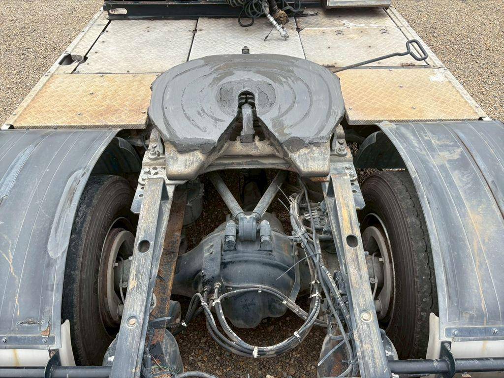 UDトラックスクオントレーラーヘッド（トラクターヘッド）大型（10t）[写真08]