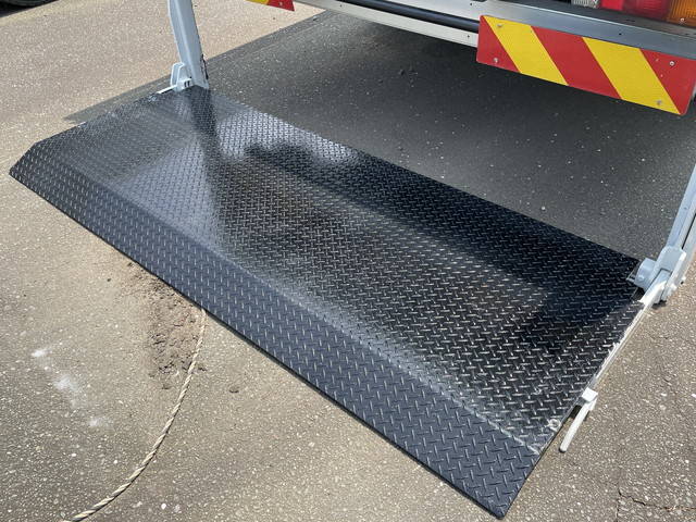 三菱ふそうキャンター平ボディ小型（2t・3t）[写真11]