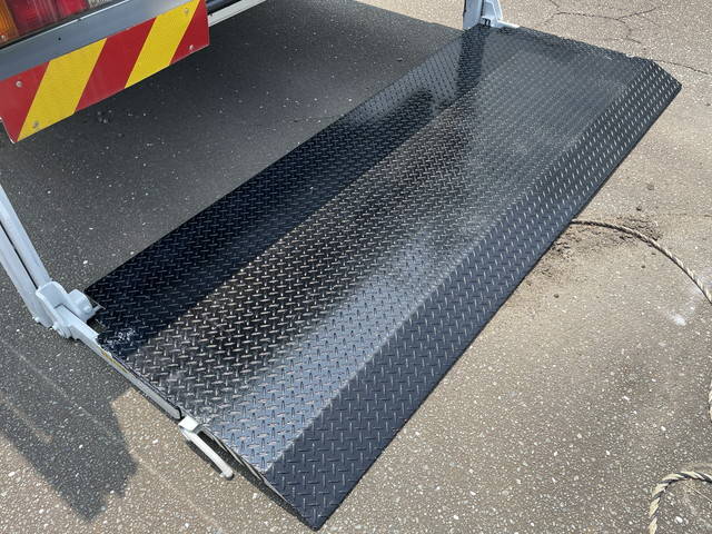 三菱ふそうキャンター平ボディ小型（2t・3t）[写真12]