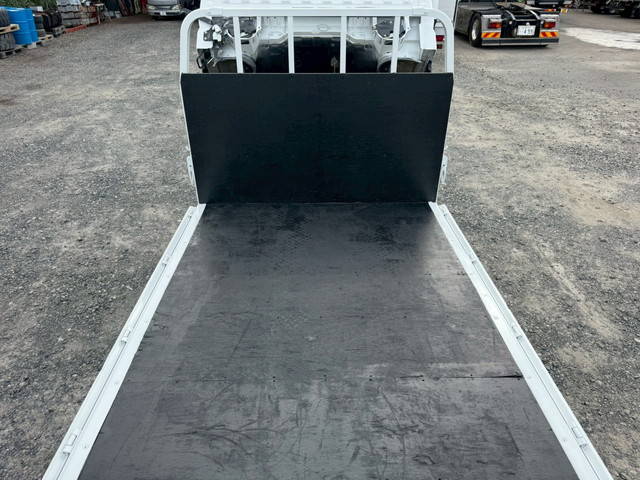 三菱ふそうキャンター平ボディ小型（2t・3t）[写真18]