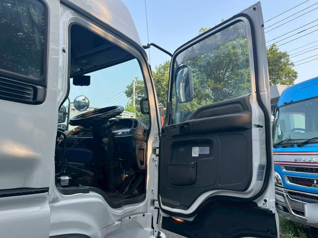 いすゞギガトレーラーヘッド（トラクターヘッド）大型（10t）[写真28]