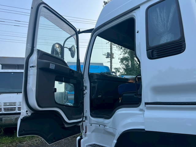 いすゞギガトレーラーヘッド（トラクターヘッド）大型（10t）[写真39]