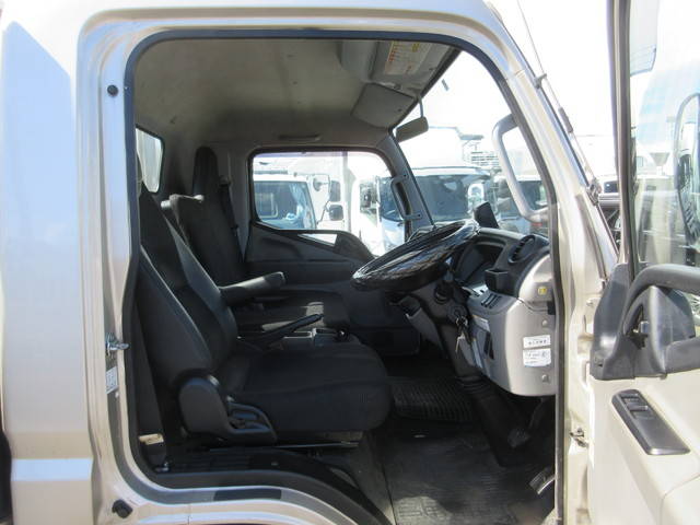 三菱ふそうキャンター平ボディ小型（2t・3t）[写真09]