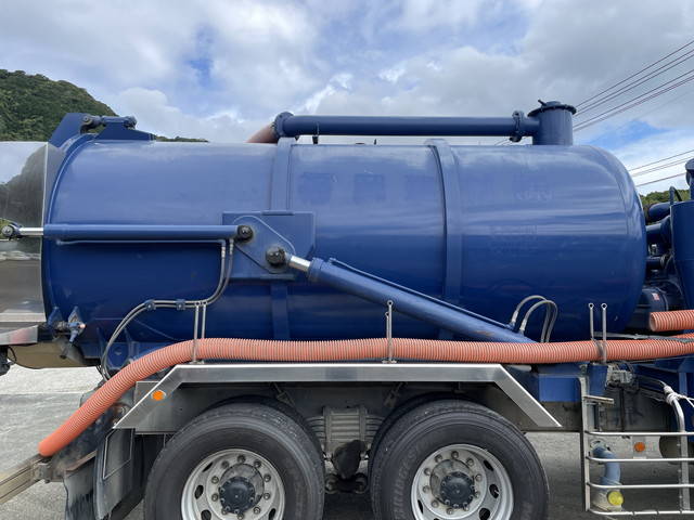 いすゞギガ汚泥吸引車大型（10t）[写真13]
