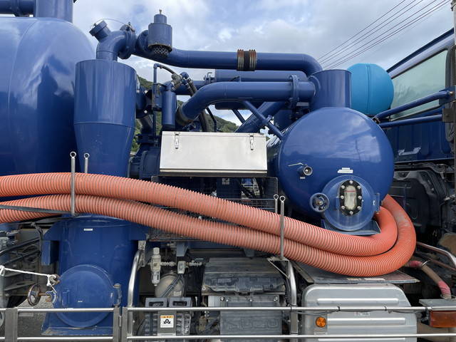 いすゞギガ汚泥吸引車大型（10t）[写真14]