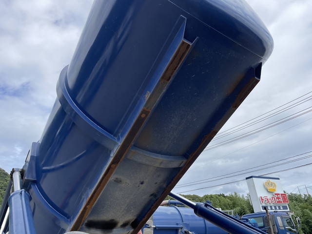 いすゞギガ汚泥吸引車大型（10t）[写真18]